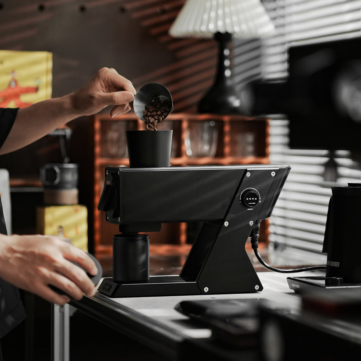 MHW-3BOMBER F74 Navigator G5917 Black grinder, loading beans into the hopper