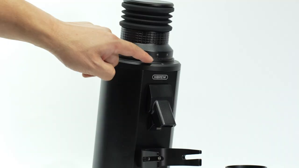 HiBREW G64 Plus black coffee grinder – adjusting the grind dial