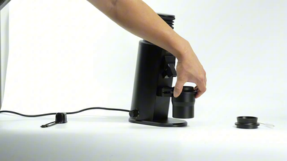 HiBREW G64 Plus black coffee grinder – placing the dosing cup