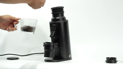 HiBREW G64 Plus black coffee grinder – measuring coffee beans before grinding