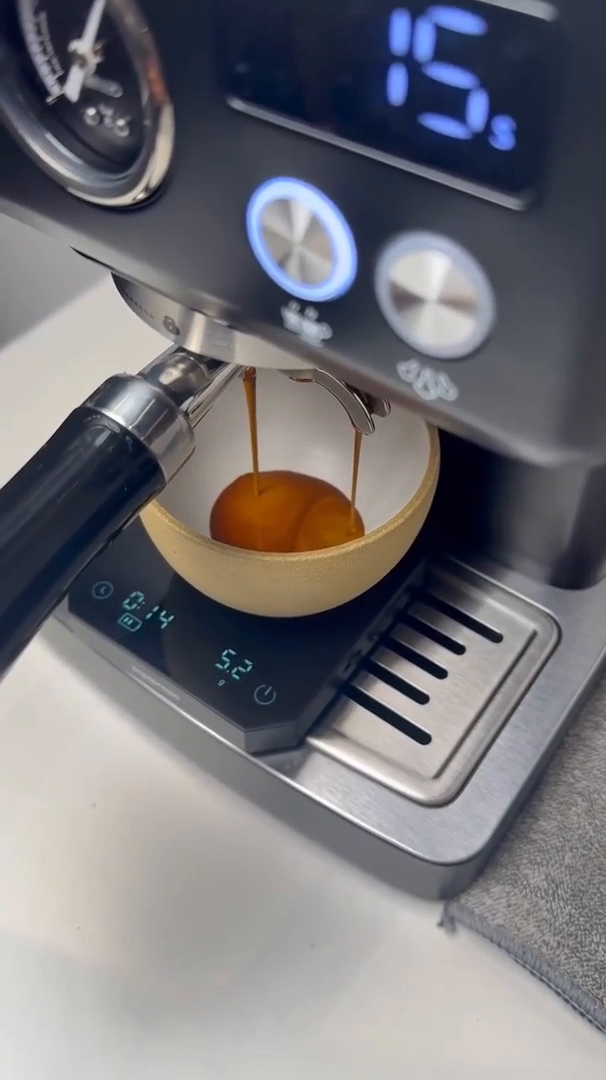 Espresso extraction from the HiBREW H10A black machine