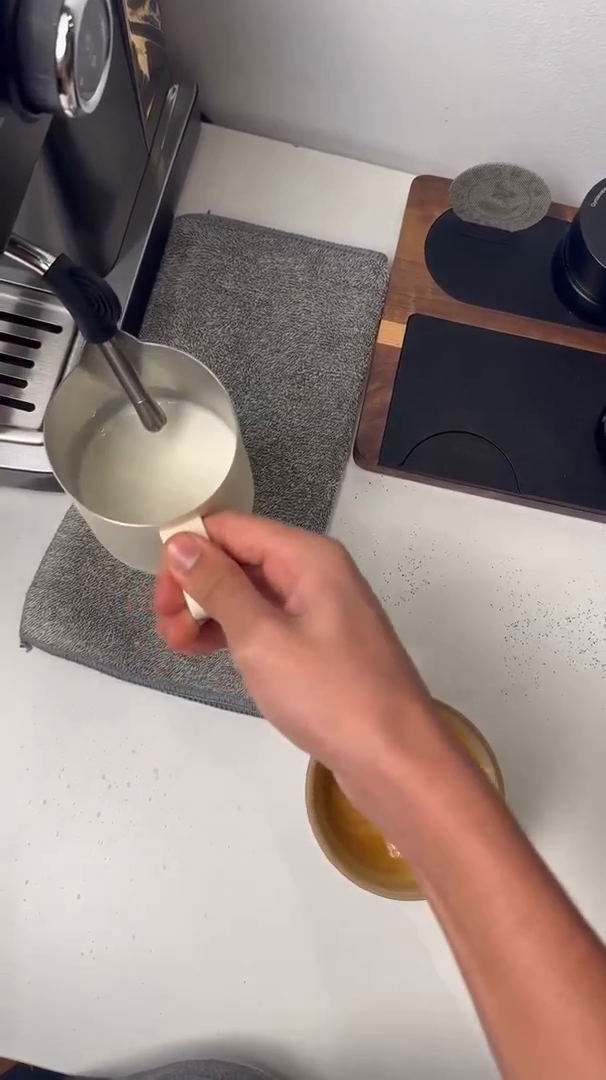 Texturing milk with the HiBREW H10A steam wand