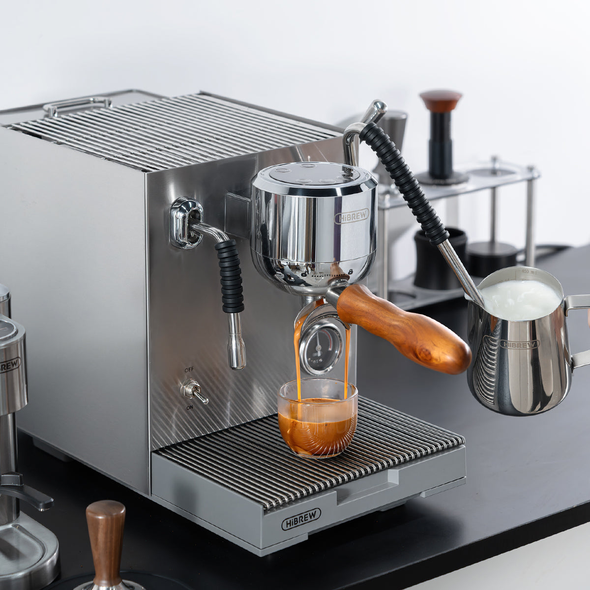 HiBREW H21 EU / Silver: espresso preparation and steam wand in use