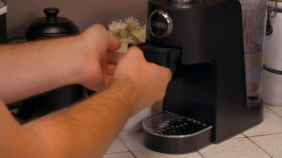 HiBREW H3C — Loading the coffee adapter