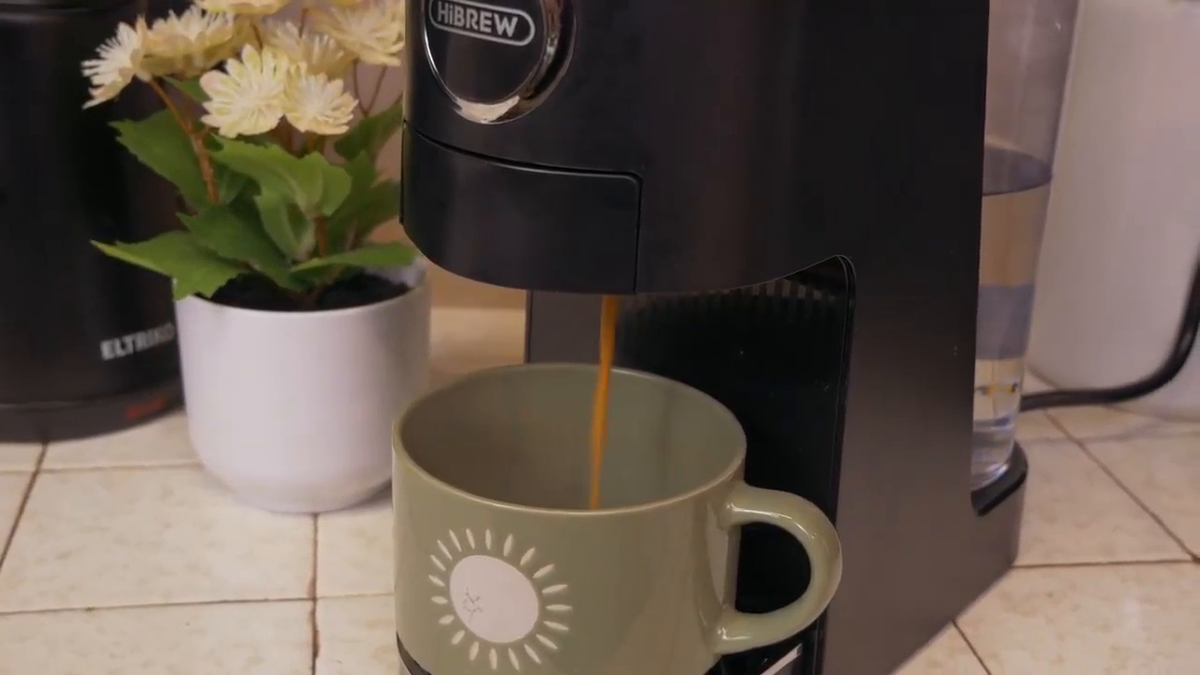 HiBREW H3C — Coffee extraction into a cup