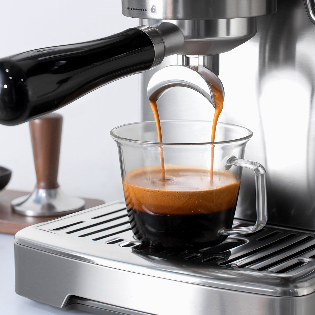 HiBREW H10 extracting espresso