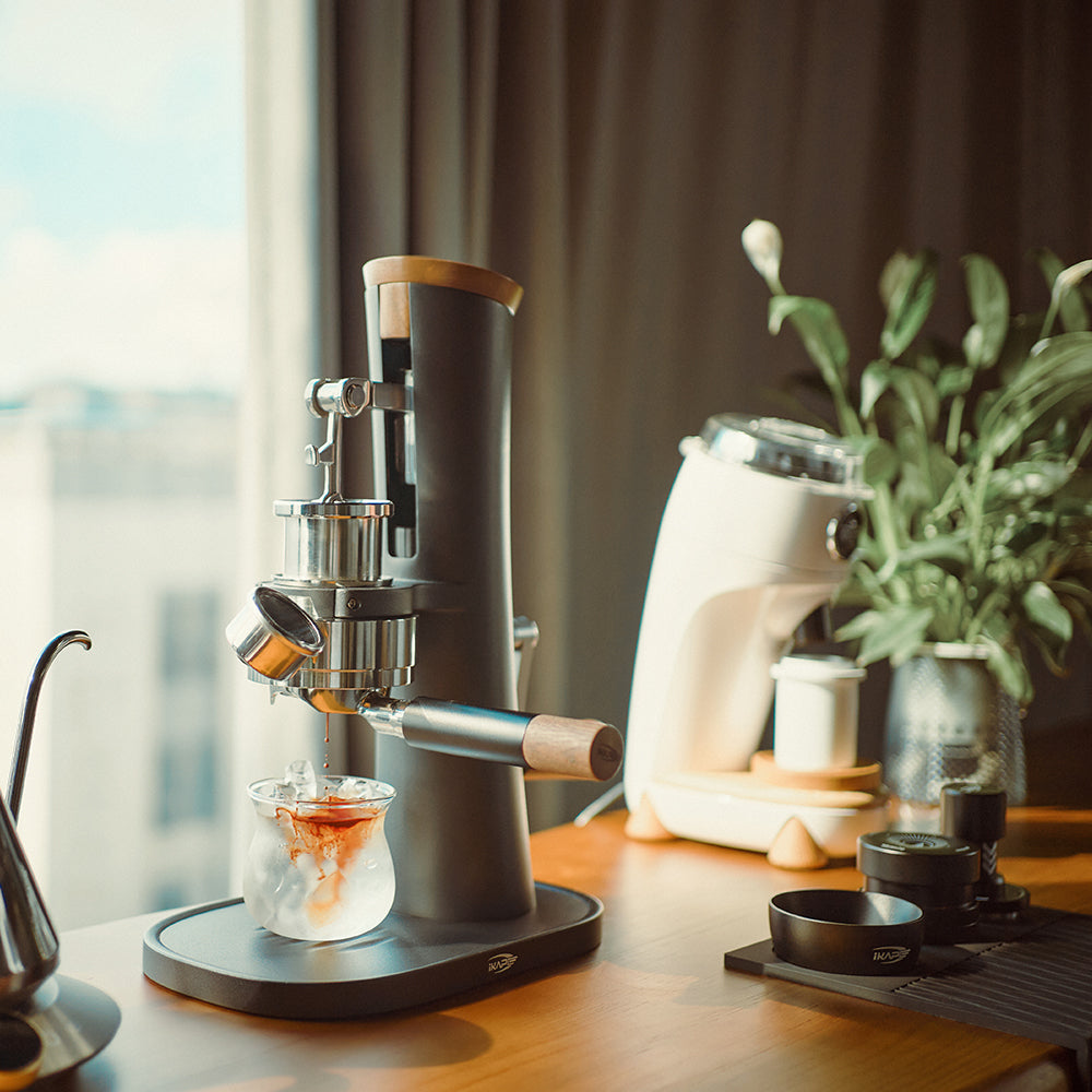 IKAPE Alkaid hand-cranked manual espresso machine, exact model usage/detail photograph 2; cups, kettle and other scene equipment are props