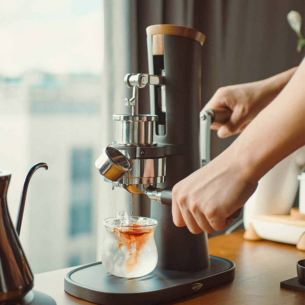 IKAPE Alkaid hand-cranked manual espresso machine, exact model usage/detail photograph 3; cups, kettle and other scene equipment are props