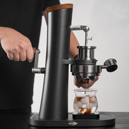 IKAPE Alkaid hand-cranked manual espresso machine, exact model usage/detail photograph 4; cups, kettle and other scene equipment are props