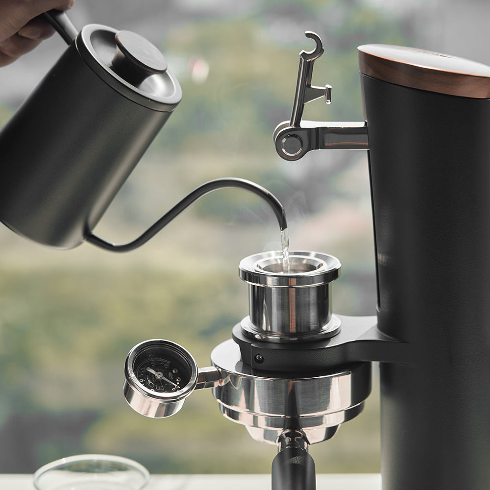 IKAPE Alkaid hand-cranked manual espresso machine, exact model usage/detail photograph 5; cups, kettle and other scene equipment are props
