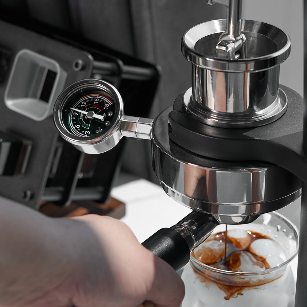 IKAPE Alkaid hand-cranked manual espresso machine, exact model usage/detail photograph 6; cups, kettle and other scene equipment are props