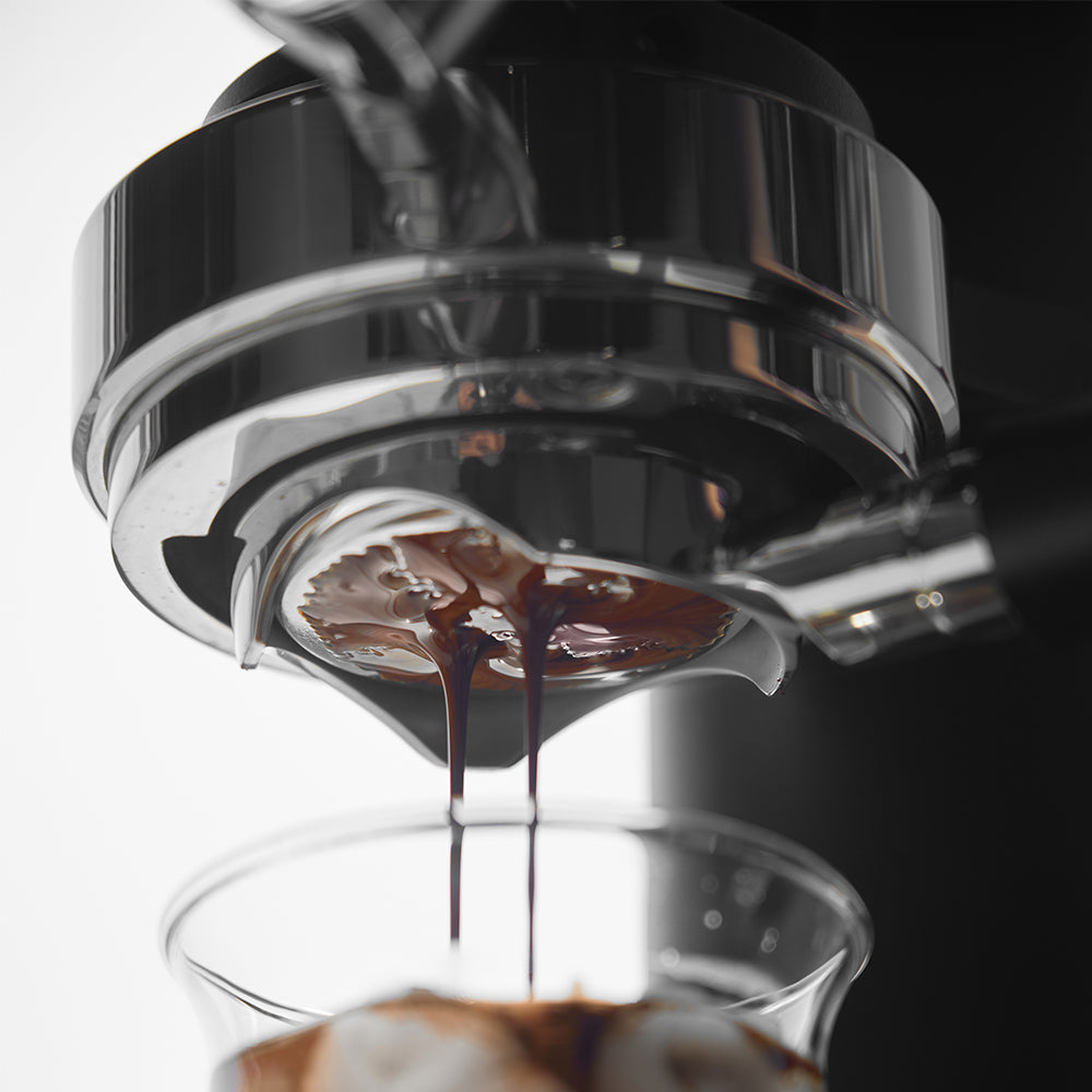 IKAPE Alkaid hand-cranked manual espresso machine, exact model usage/detail photograph 7; cups, kettle and other scene equipment are props