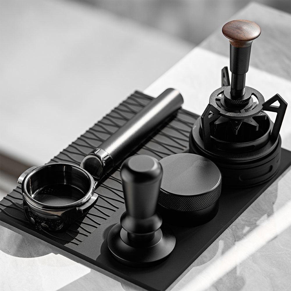 IKAPE KKLUO black E61 58mm portafilter exact-model photograph 3; other equipment is not included