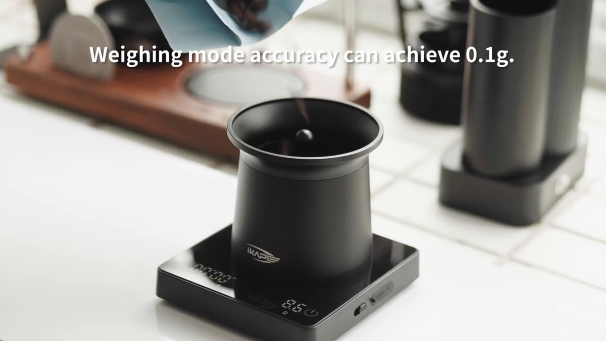 IKAPE SC35 black coffee scale — whole-bean weighing into dosing cup. Brewing tools, cups and appliances are not included.