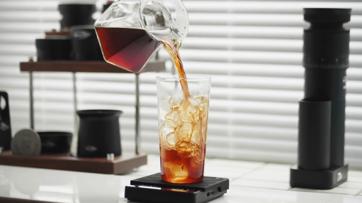 IKAPE SC35 black coffee scale — iced coffee pouring into glass on scale. Brewing tools, cups and appliances are not included.