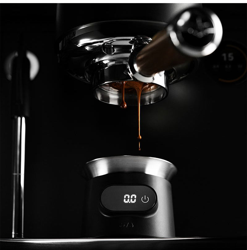 MHW-3BOMBER ES8031 black ESP coffee scale — matching cup under a double espresso spout