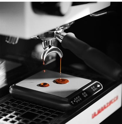 MHW-3BOMBER ES5486B black Formula coffee scale — espresso dispensing onto the weighing surface