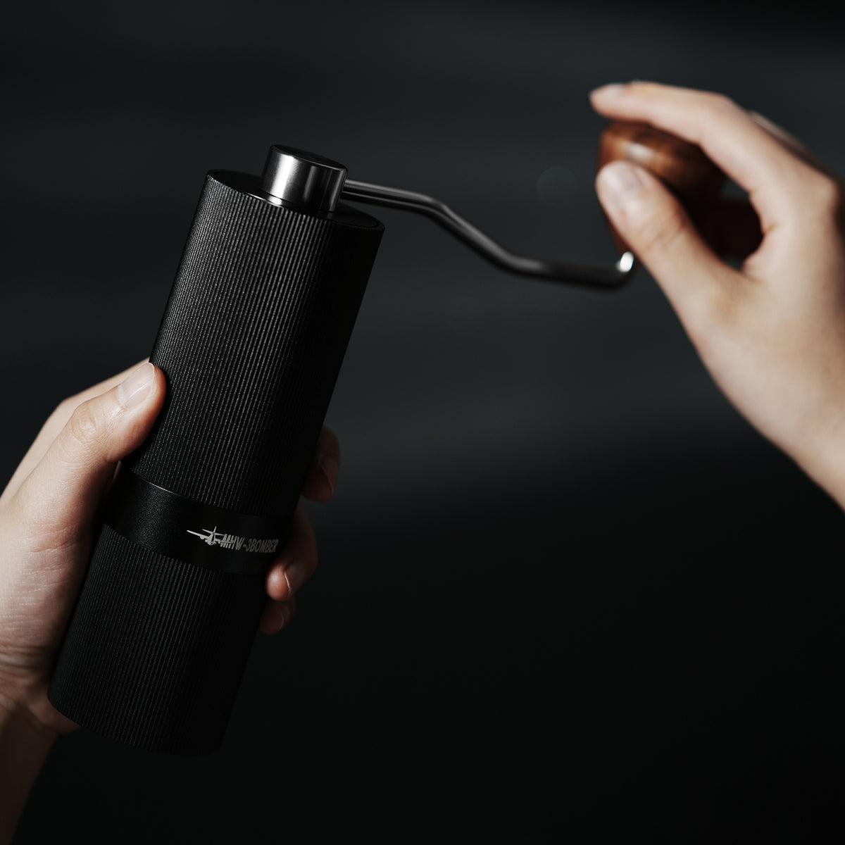 MHW-3BOMBER Racing M1 black manual grinder during hand grinding