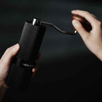 MHW-3BOMBER Racing M1 black manual grinder during hand grinding