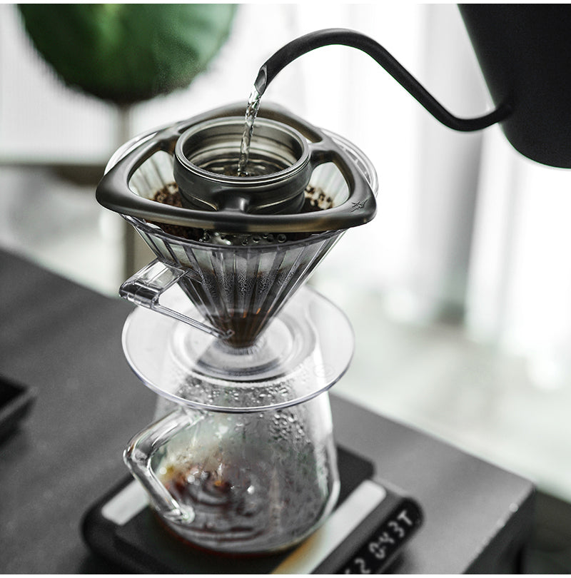 MHW-3BOMBER black Rain distributor receiving water above a dripper