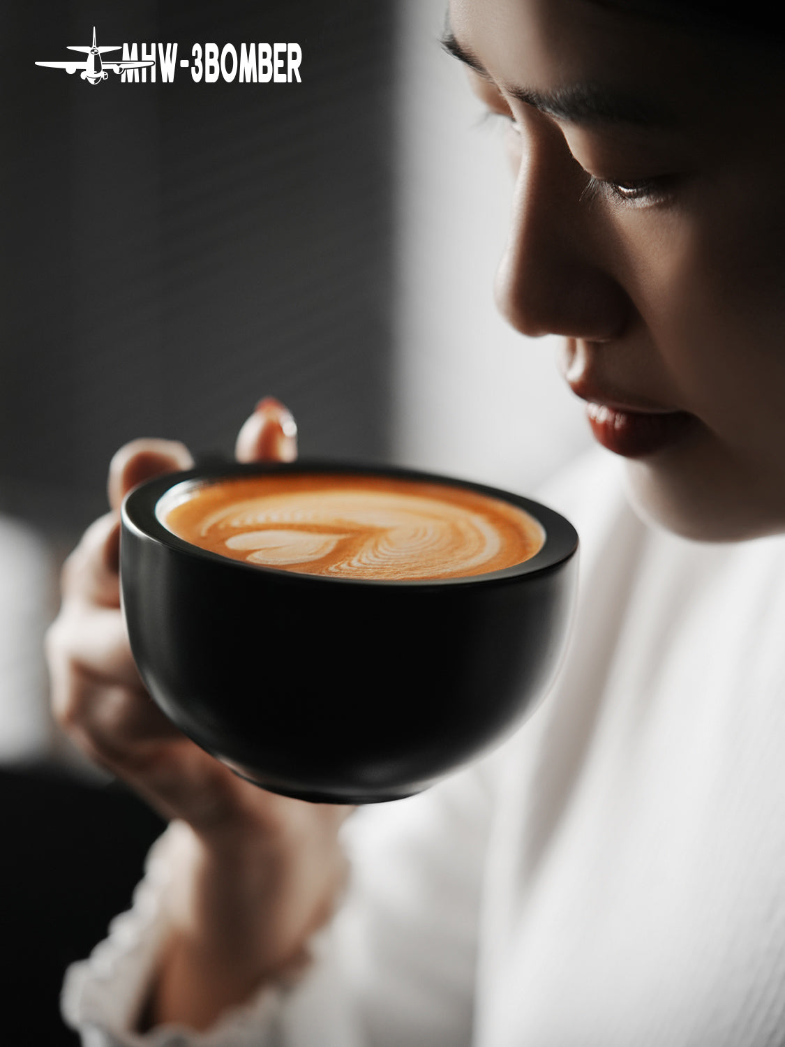 MHW-3BOMBER Sawada — 280 ml Serenity Black cup held for drinking; drinks, decoration and other tools are scene props