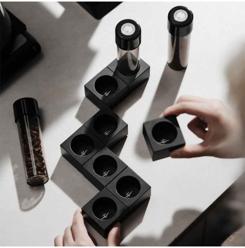 MHW-3BOMBER SR6680 magnetic blocks being joined by hand with separate tubes nearby