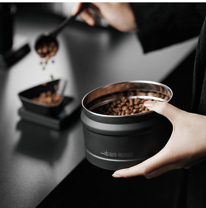 MHW-3BOMBER VC6033 coffee canister during bean dosing